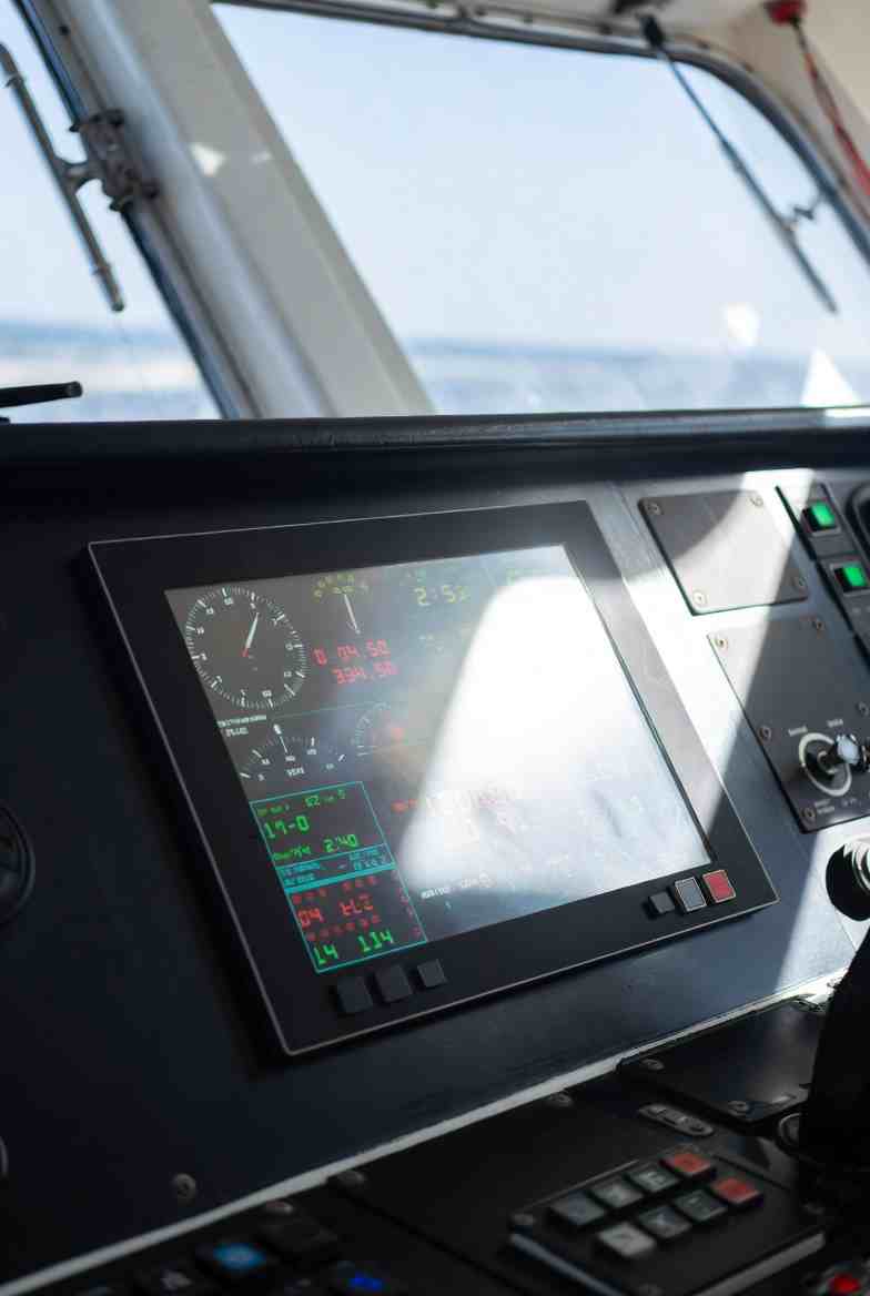 无人驾驶船驾驶台暴晒，IPS全视角TFT LCD液晶屏如何保障不偏色？